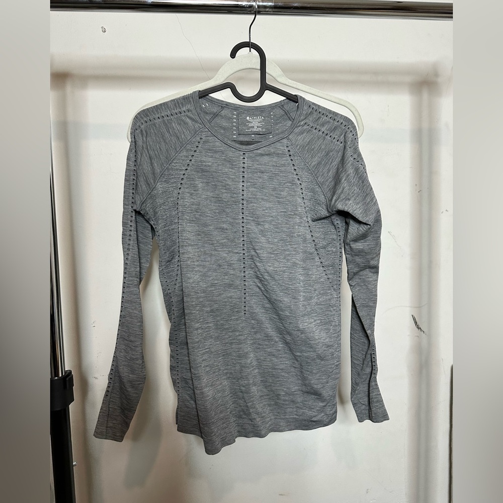 Athleta Womens Size XS Gray Long Sleeve Athletic Shirt Gym Casual Run Ventilated